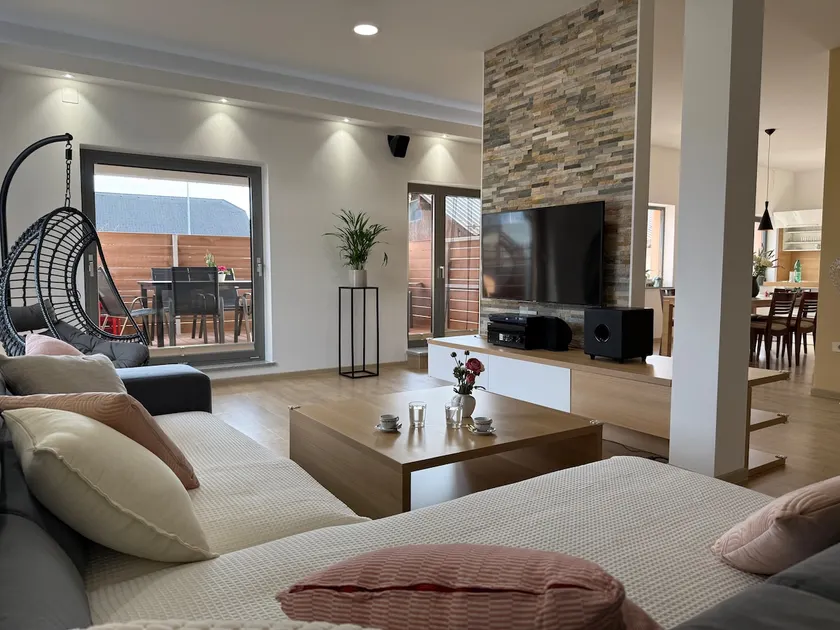Spacious Family Villa – 4BR, 3Bath Near Airport - Image 1