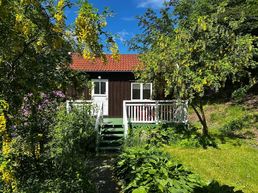 Lakeside Cottage with Views, Close to Nature & Gothenburg - Image 1