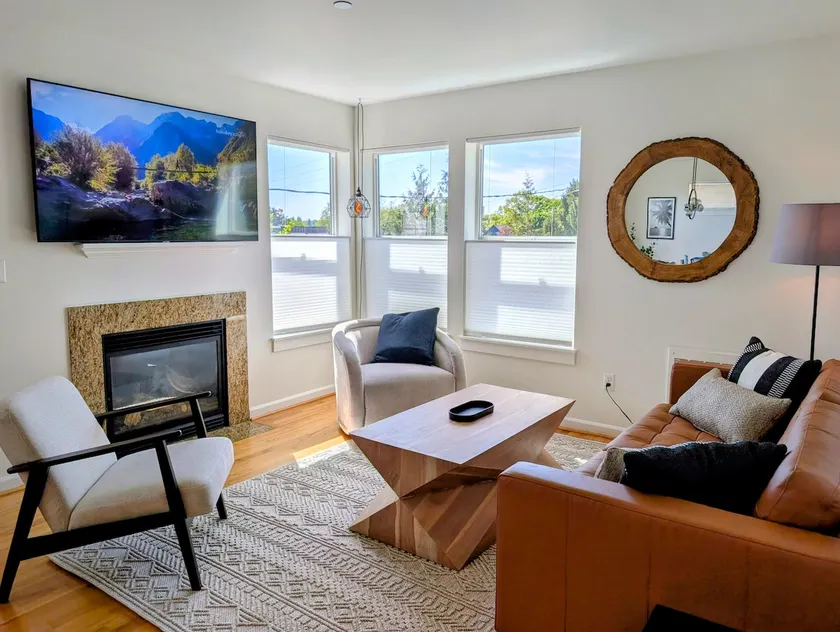 Gallery House, Minimalist Luxury 4BR, Near DT & Stadiums - Image 1