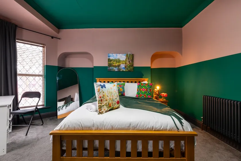 Hull Largest 5 Bedroom Hope home 2BR 8 Beds Garden, Games & Parking - Image 1