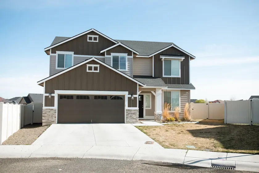 Prime Location | 5 beds | Fenced Yard | Swing Set - Image 1