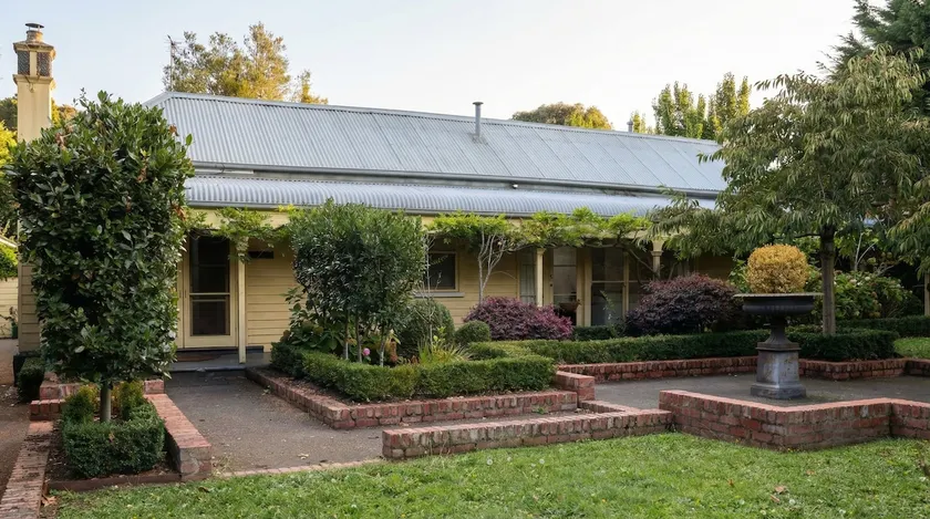 Harper House l King bed & established Gardens - Image 1