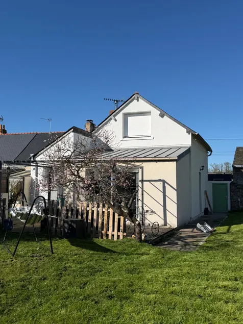 Charming Angevin-style house, 2 bedrooms, enclosed garden. - Image 1