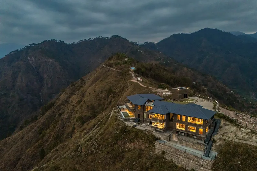 5BR Mana Villa w/Heat Pool, Chef, & Scenic Views - Image 1