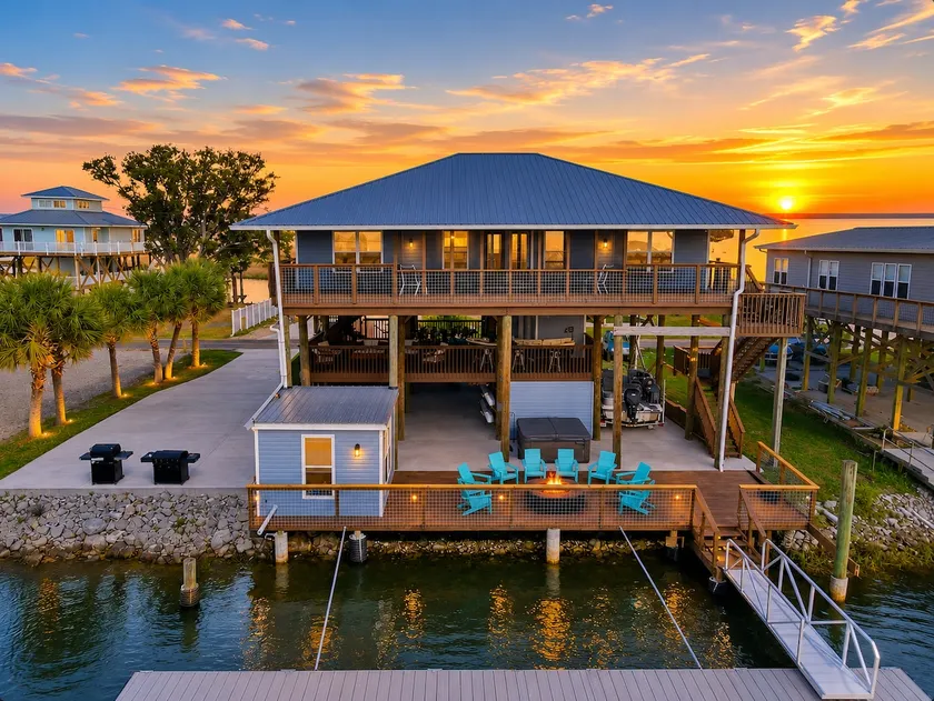 Angler's Dock, Hot Tub, Commercial Ice Machine - Image 1