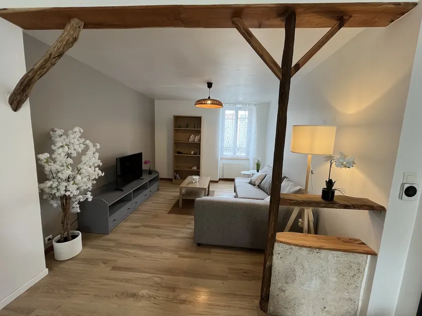 Spacious, bright, 2-bedroom apartment with windows on two sides in the city center - Image 1