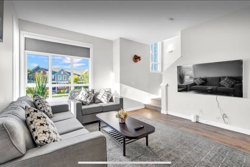 Cozy 3BR Townhouse Near Macleod & Spruce Meadows - Image 1