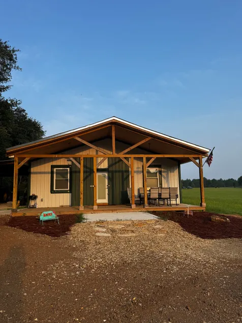 Little Peach Lodge-Hunting getaway-Rustic Charm - Image 1