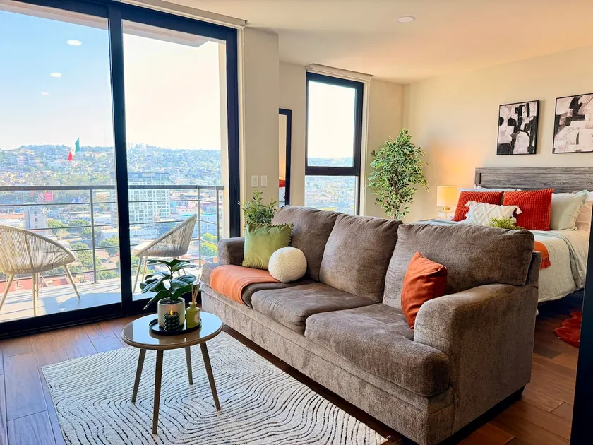 Luxury high-floor suite w/ views & top amenities - Image 1