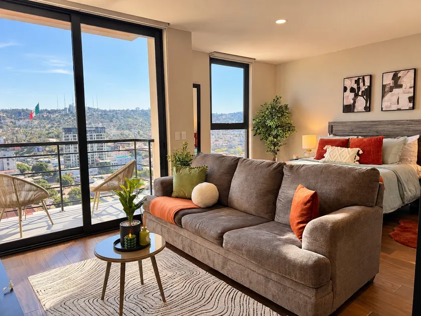 Luxury high-floor suite w/ views & top amenities - Image 1