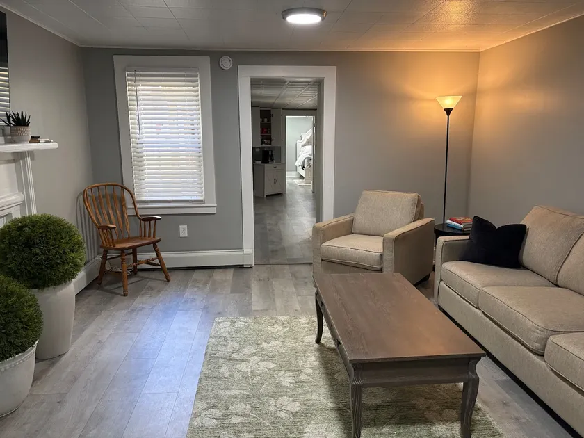 Spacious Comfy 1-Bedroom Apt ~ Dover / Portsmouth - Image 1