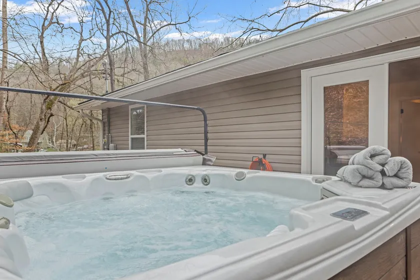 Prince Street Hideaway Windrock Trails + Hot Tub - Image 1