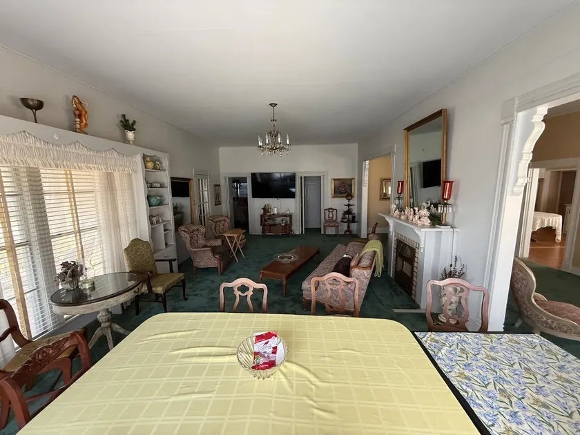 Beautiful original 2.5 bedroom, 2 bathroom home. - Image 1
