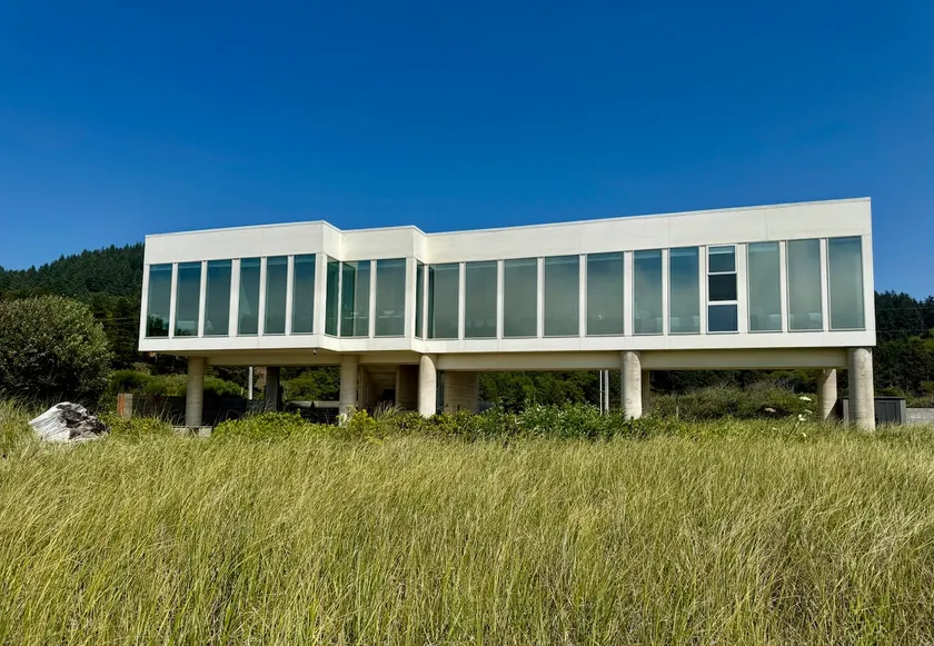 MODERN LUKSUSHAVN: Gulv-til-loft panoramaudsigt og direkte adgang til stranden - Image 1