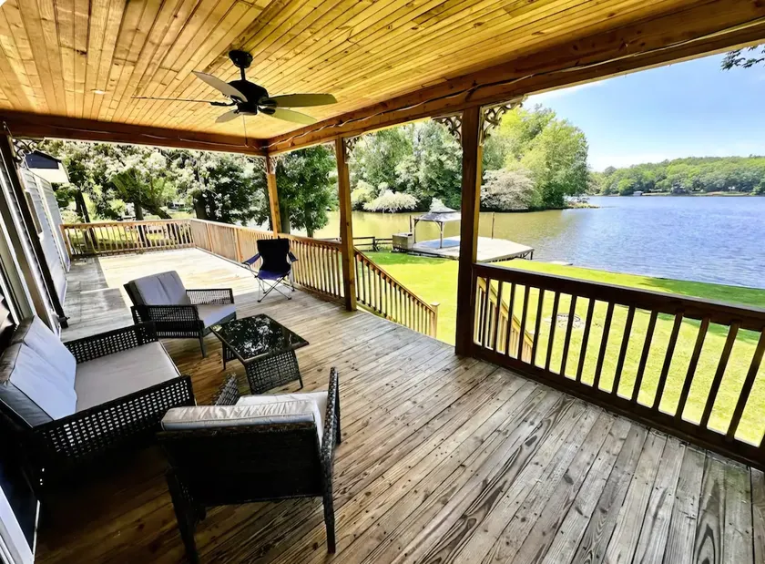 Magnolia Lakehouse, peaceful Lakefront getaway! - Image 1