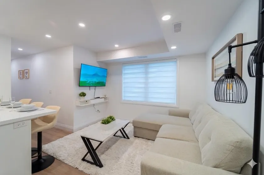 Bright & Spacious 2BR Near Downtown KW - Image 1