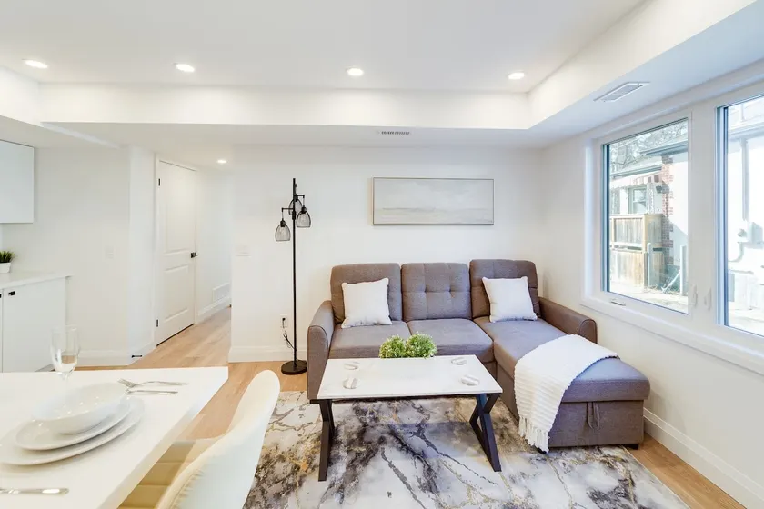 Contemporary Comfort 2BR Kitchener Escape - Image 1