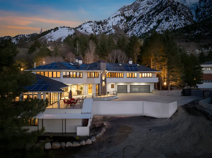 Exclusive Luxury Resort- Heated Pool & Pickleball - Image 1