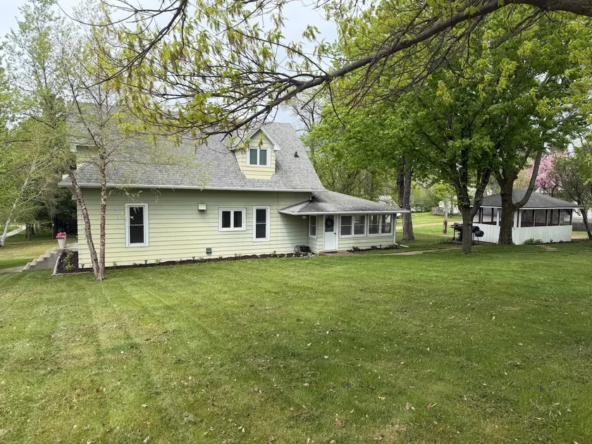 Charming cottage walkable to downtown BL & lake - Image 1
