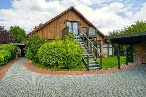 Spacious house with garden, fireplace, and balcony - Image 1