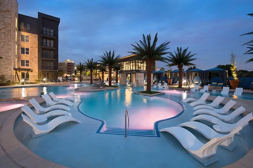 Luxury 1BR | Resort Pool & Gym - Image 1