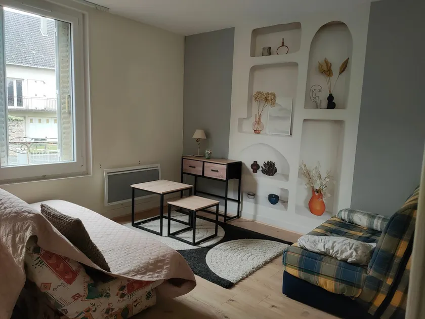 Independent downtown apartment for up to 7 people - Image 1