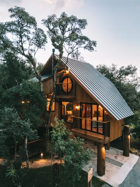 Ninho dos Pássaros Treehouse Cabin - Image 1