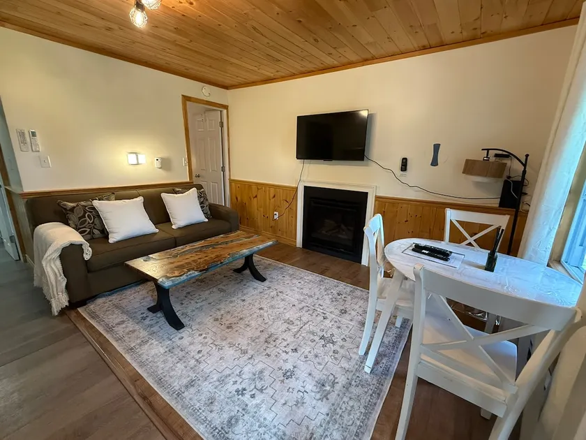 Charming 1BR Cabin: Beach & Full Kitchen - Image 1