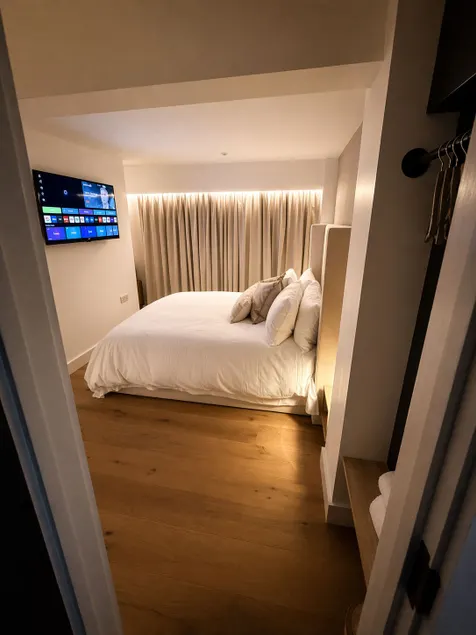 Chic 1‑Bed Apartment, Central Cranleigh Stay - Image 1