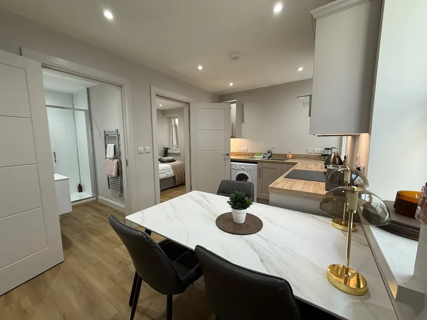 Modern 1BR Apt in Portrush - Central & Stylish Stay - Image 1