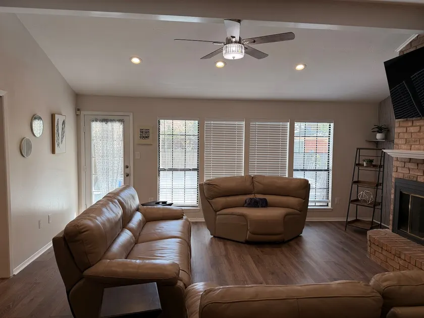 House in crown colony - Image 1
