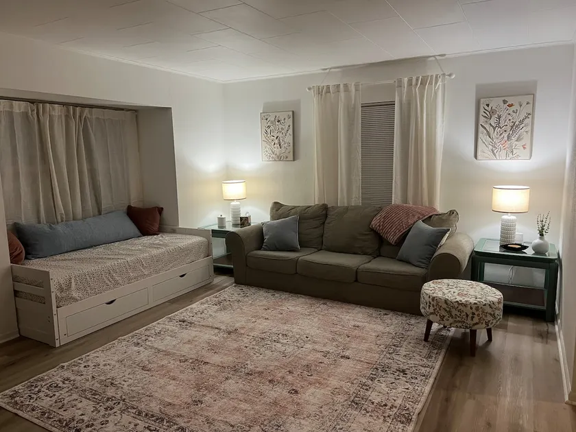 Charming 2 bedroom home with large yard - Image 1