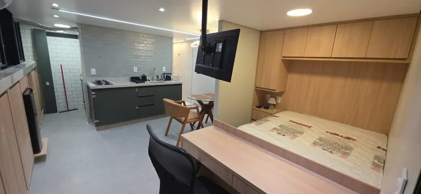 Close to the airport, with air conditioning and a parking space - Image 1