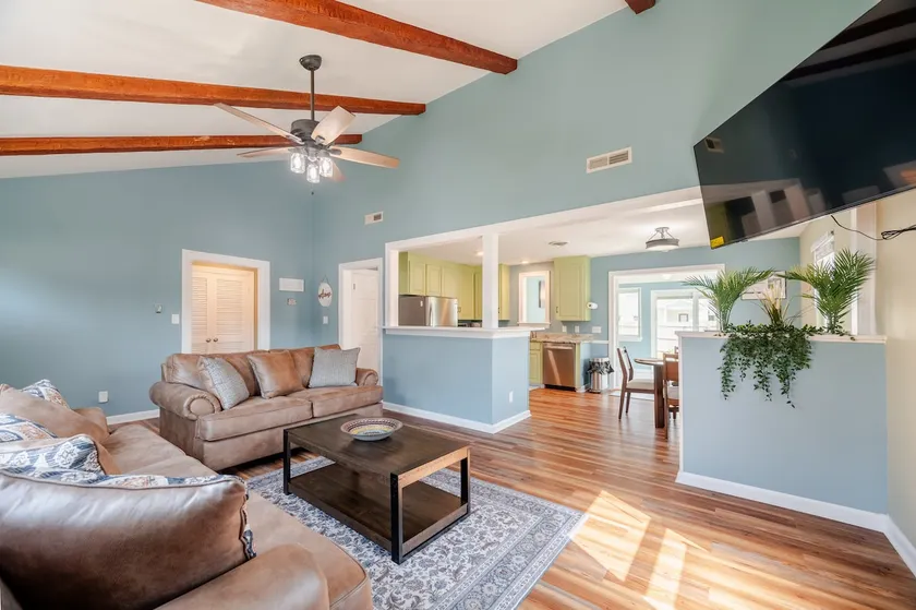 Family Beach House · Sleeps 6 · 2 Blks · 6 Parking - Image 1