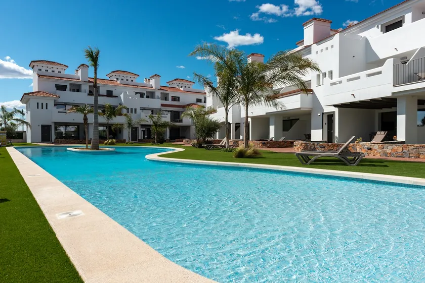 Designer apartment for 6 with patio, pool, and workstation - Image 1