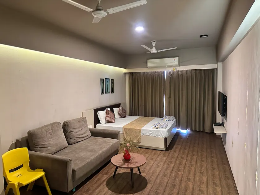 𝟗𝟕𝟐𝟒𝟏𝟎𝟗𝟗𝟕𝟕 Surat Airport stay 24/7 - Image 1