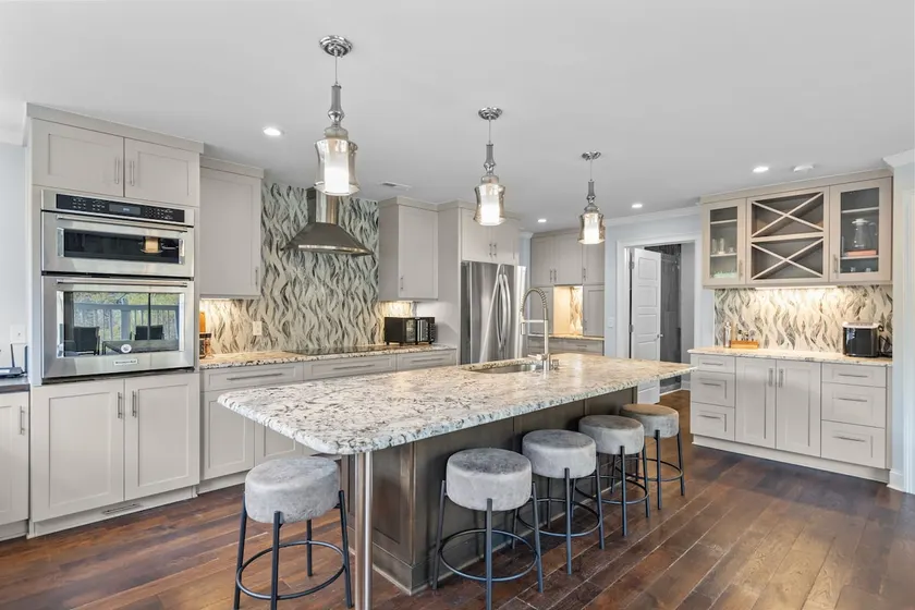 Luxury St James Condo | Spa Shower, Jacuzzi Tub - Image 1