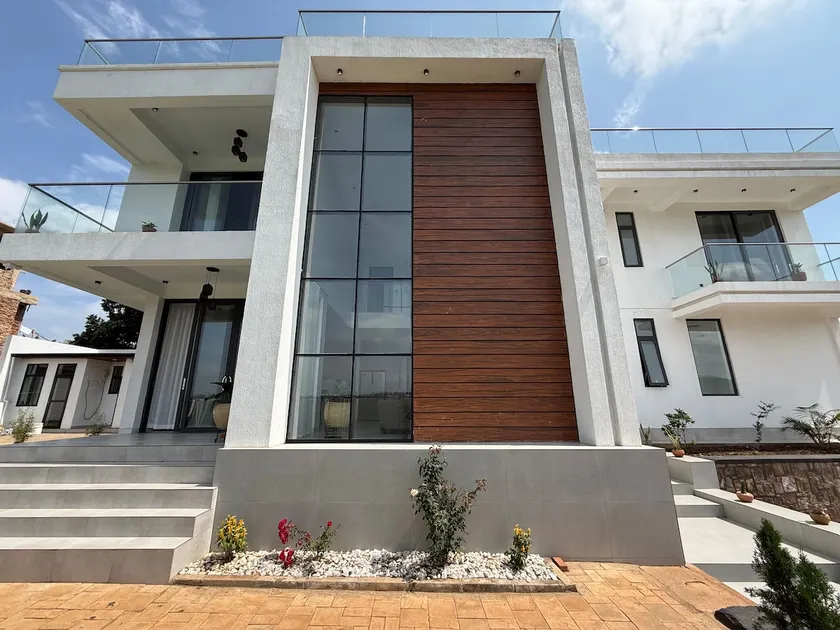 4BR Lux Villa - 360 Rooftop & Lake Views - Image 1