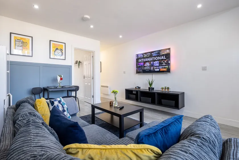 Private Lux Apt| King Bed| Smart TV|Parking Nearby - Image 1