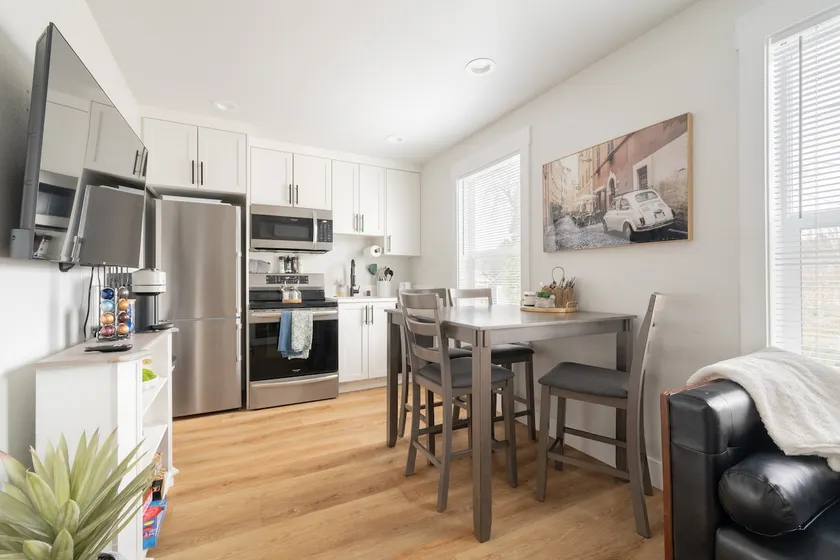 Prime Vancouver Gem Modern 2- bedroom Retreat - Image 1