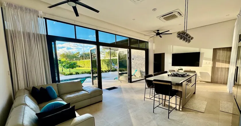 Casa Rouge Private Retreat in Paradise - Image 1