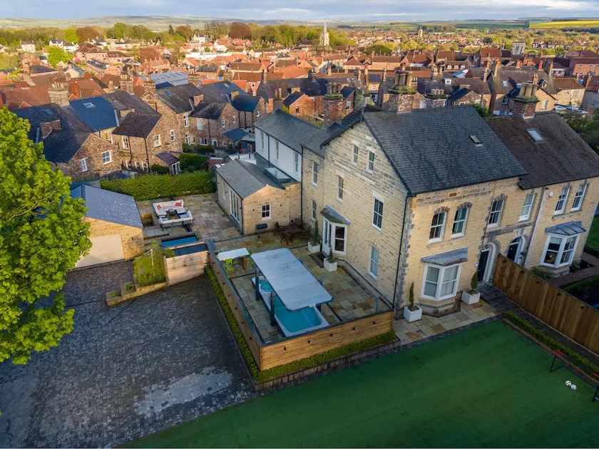 Malton Manor: Luxury Estate, Hot Tub & Steam Room - Image 1