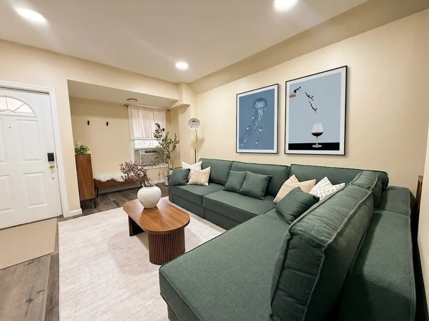 NEW 3BR/2BA Duplex | Private Patio | NYC & MetLife - Image 1