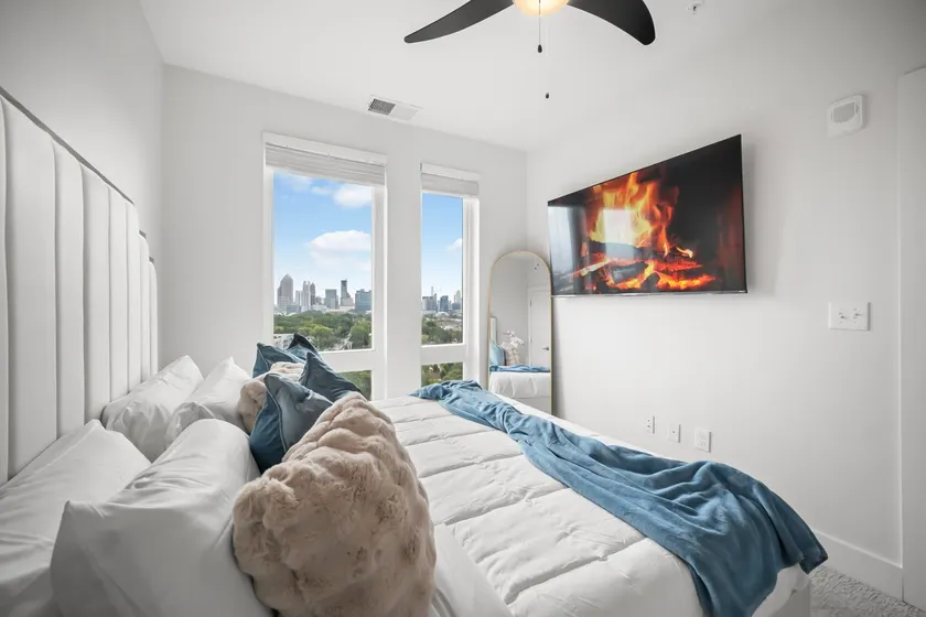 Luxury Highrise W/ City View *King Bed* - Image 1