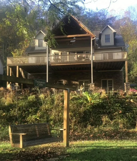 Luxurious riverfront home, perfect for fishing - Image 1