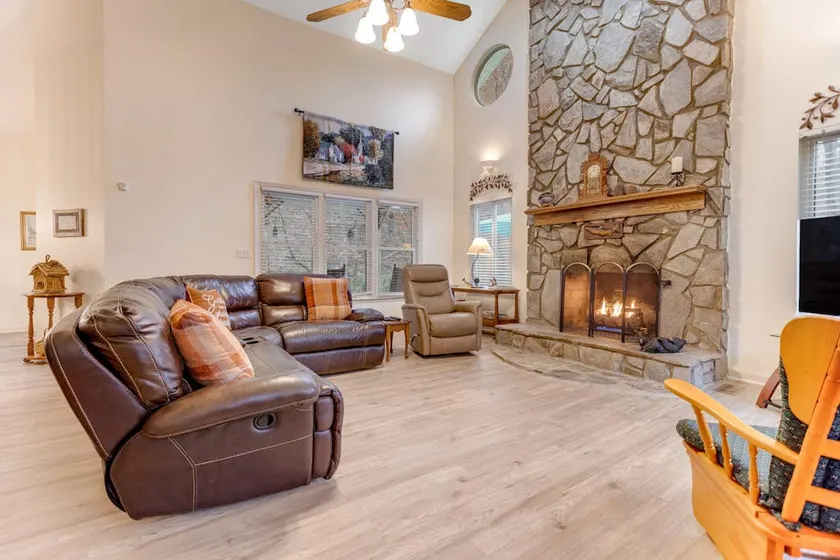 Secluded mountain home on 2 acres w/ fireplace, de - Image 1