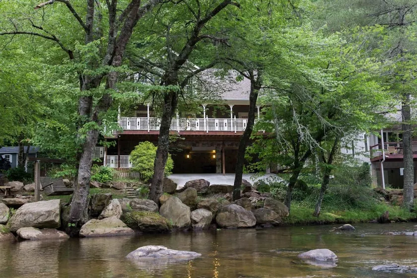 Riverfront home, fireplace, porch, firepit - Image 1