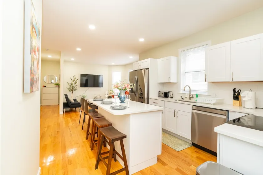 53 Cozy and Stylish 3BR Apt with Parking minutes Boston - Image 1