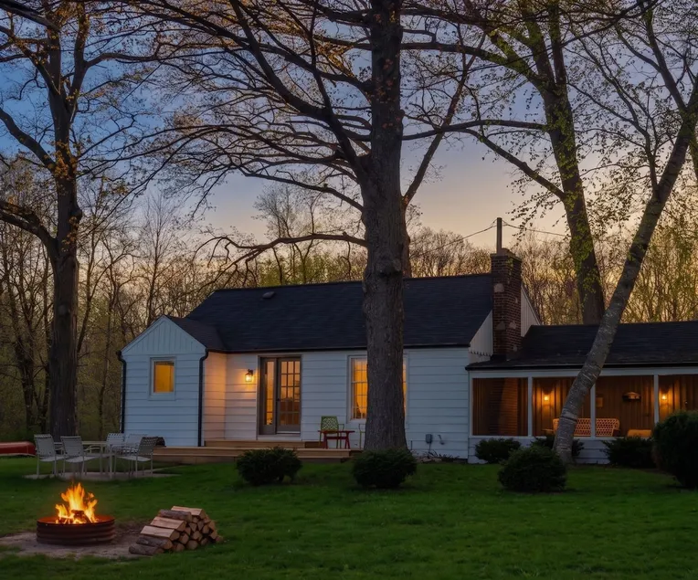 Charming Lakefront Cottage - Sleeps 9 - Image 1