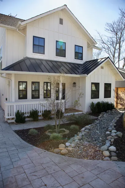 Modern Home · Main St Murphys · Walk to wineries - Image 1
